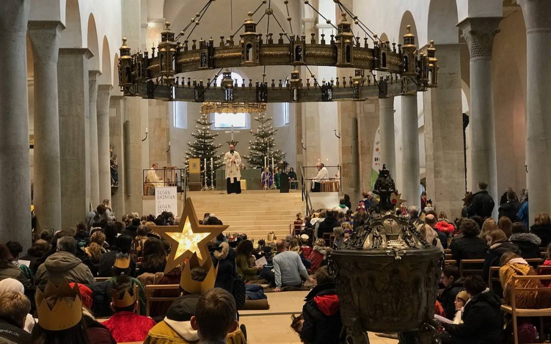 Bischof feiert Gottesdienst mit Sternsingern